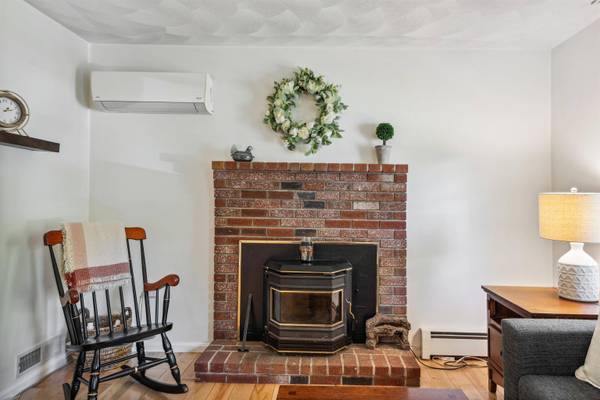 24 Theresa AVE, Salem, NH 03079