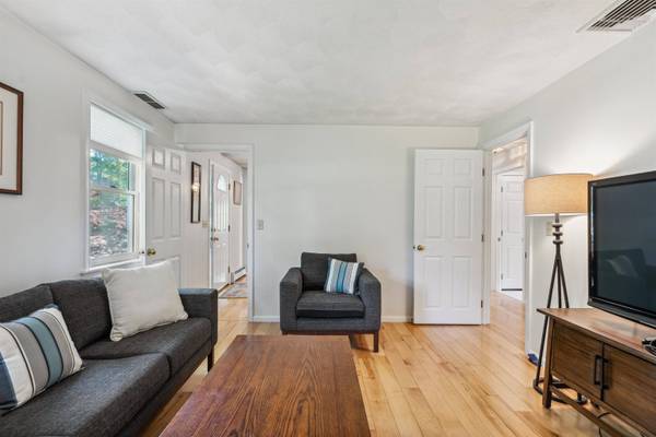 24 Theresa AVE, Salem, NH 03079