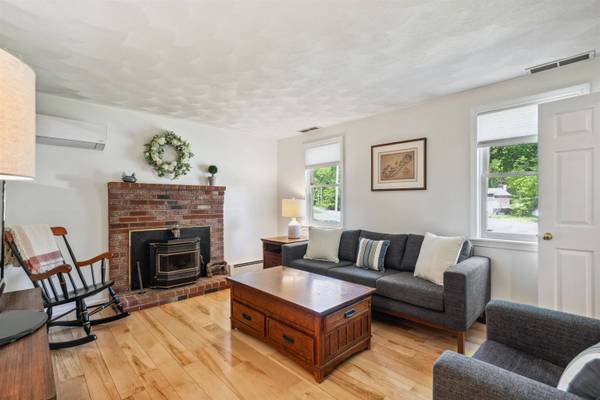 24 Theresa AVE, Salem, NH 03079