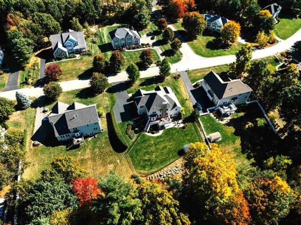 39 Ticklefancy LN, Salem, NH 03079