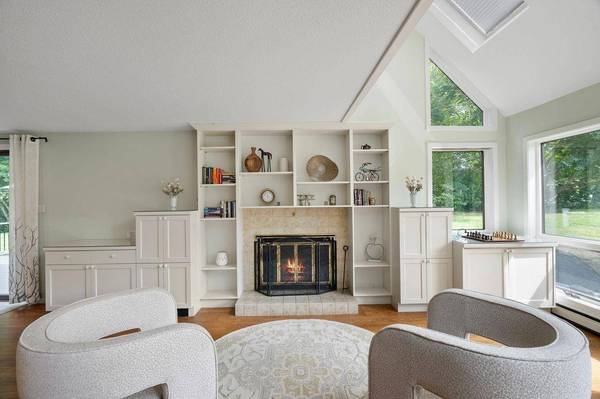 4 Mckinstry CIR, Salem, NH 03079