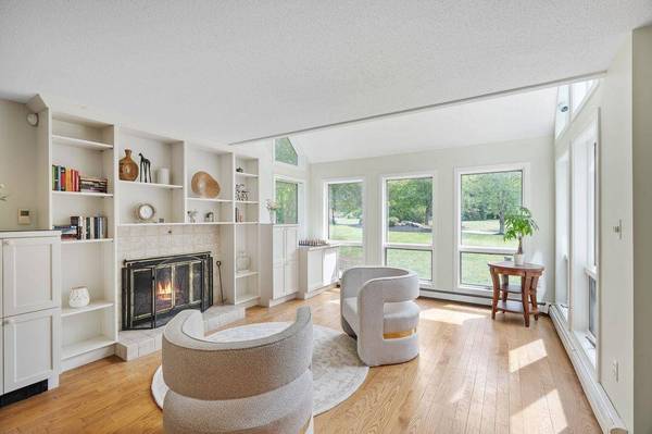 4 Mckinstry CIR, Salem, NH 03079