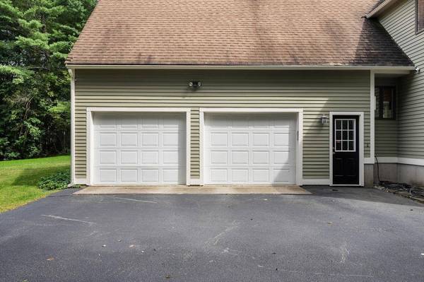 4 Mckinstry CIR, Salem, NH 03079