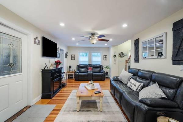 54 Lakeview Ave, Tewksbury, MA 01876