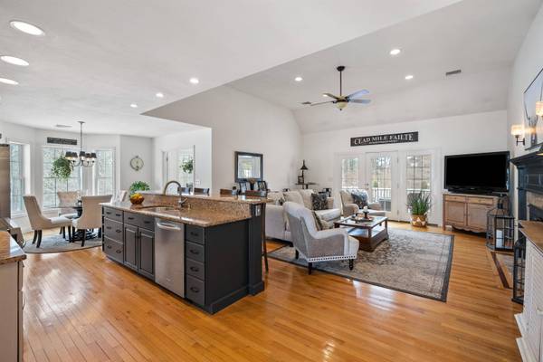 17 Canterbury CT, Salem, NH 03079