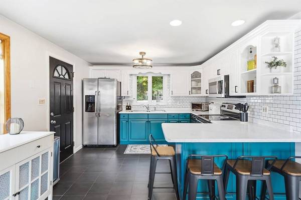 22 Colonial Drive, Salem, NH 03079