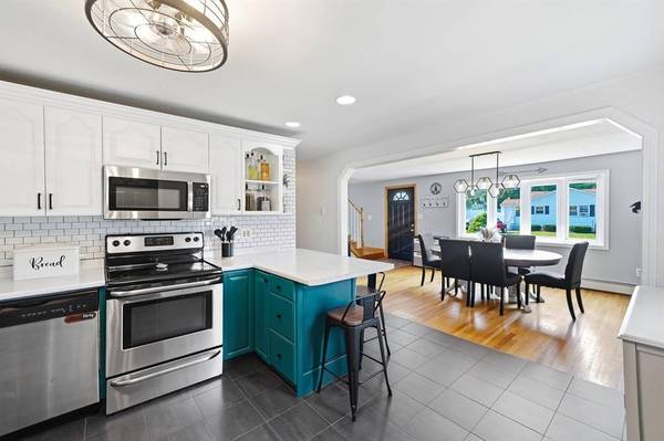 22 Colonial Drive, Salem, NH 03079