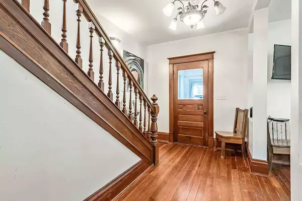 523 8 ST SW, High River, AB T1V 1B8