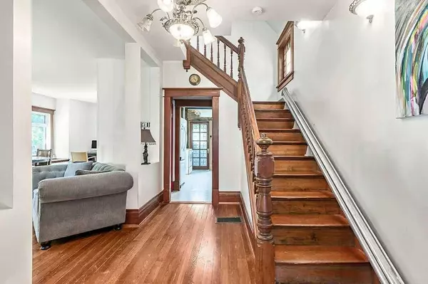 523 8 ST SW, High River, AB T1V 1B8