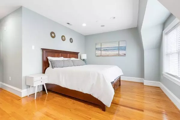 172 W 7th St #3, Boston, MA 02127