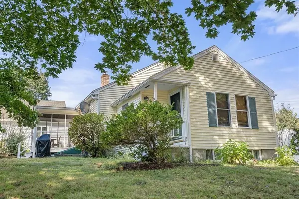 37 Elizabeth St, Uxbridge, MA 01569