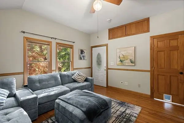 37 Elizabeth St, Uxbridge, MA 01569