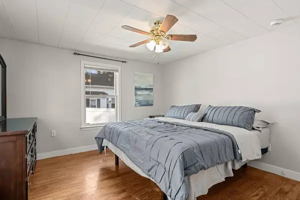 37 Elizabeth St, Uxbridge, MA 01569