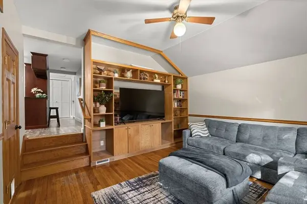 37 Elizabeth St, Uxbridge, MA 01569