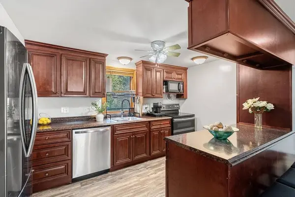 37 Elizabeth St, Uxbridge, MA 01569