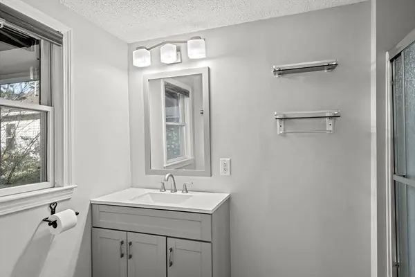 37 Elizabeth St, Uxbridge, MA 01569