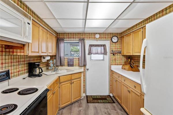 8021 WESTERN CIRCLE DR, Brooksville, FL 34613