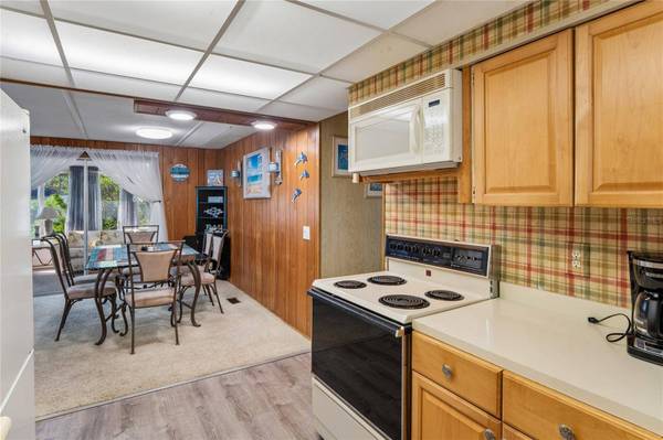 8021 WESTERN CIRCLE DR, Brooksville, FL 34613
