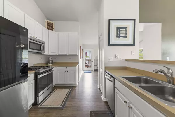 937 GENESEE Drive, Naperville, IL 60563