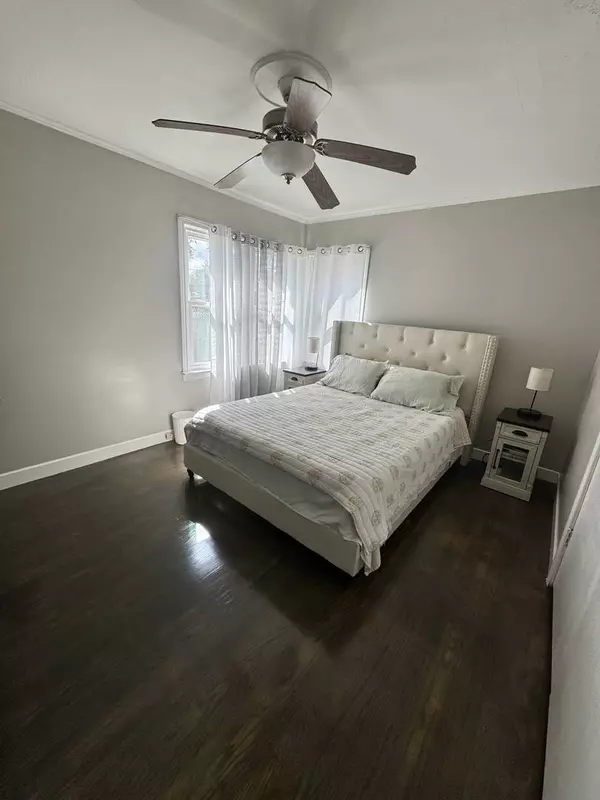 9217 Lynwood Drive, Oak Lawn, IL 60453