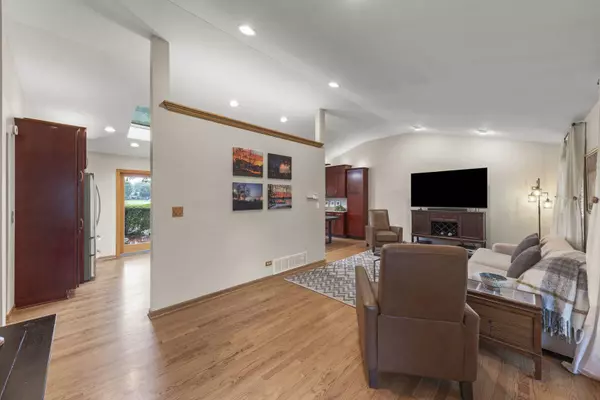 10S506 Whittington Lane, Naperville, IL 60564