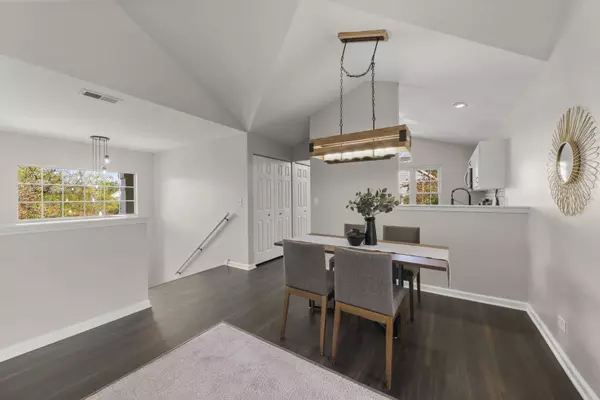 30W023 Cedar Court #023, Warrenville, IL 60555