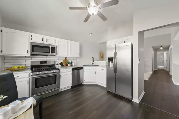 30W023 Cedar Court #023, Warrenville, IL 60555