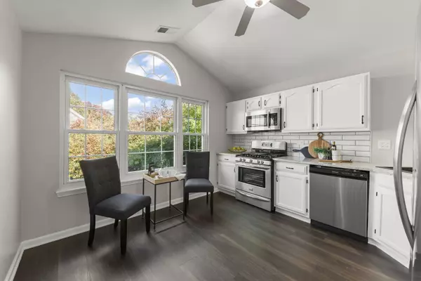 30W023 Cedar Court #023, Warrenville, IL 60555