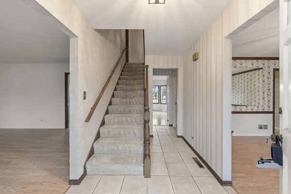 966 W Bauer Road, Naperville, IL 60563