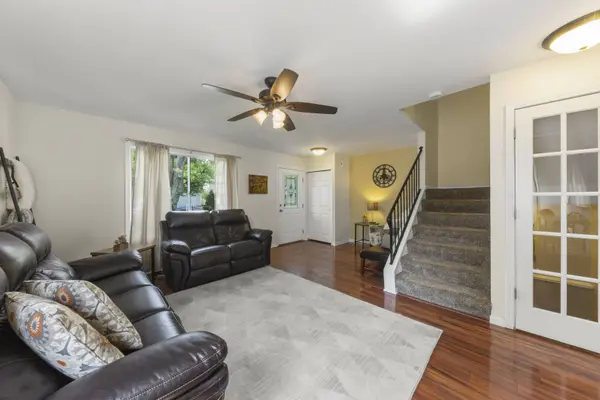 1142 Greensfield DR, Naperville, IL 60563