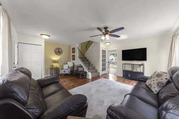 1142 Greensfield DR, Naperville, IL 60563