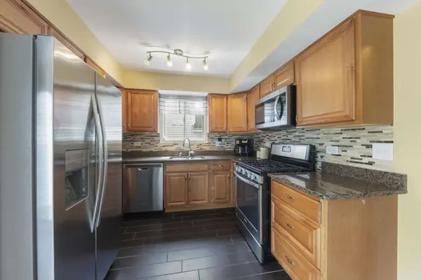 1142 Greensfield DR, Naperville, IL 60563