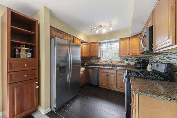 1142 Greensfield DR, Naperville, IL 60563