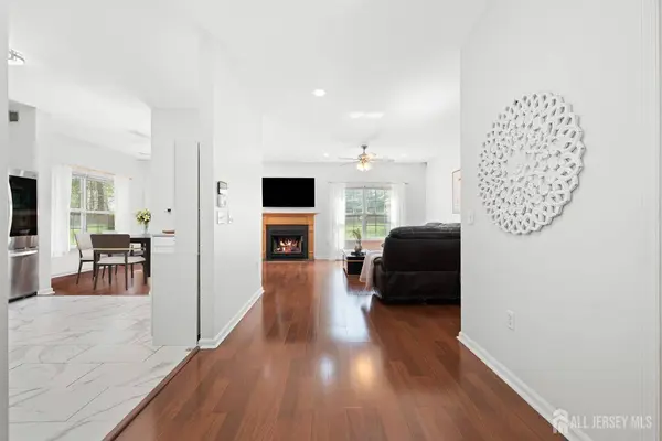 51 E Burgess DR E, Piscataway, NJ 08854