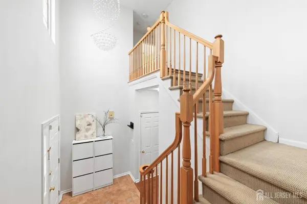 51 E Burgess DR E, Piscataway, NJ 08854