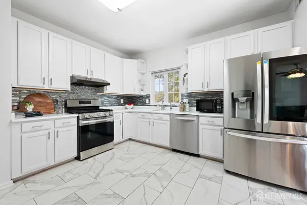 51 E Burgess DR E, Piscataway, NJ 08854