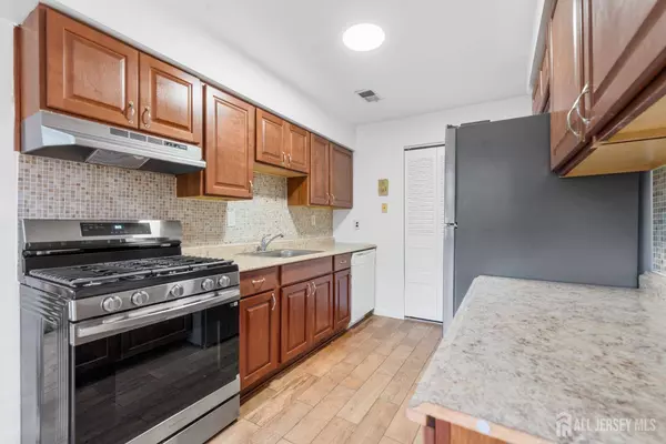 1602 Raspberry CT, Edison, NJ 08817