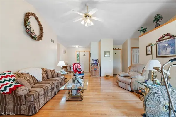 889 Martin RD, Mogadore, OH 44260