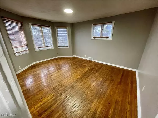 18 Oakdale AVE, Akron, OH 44302