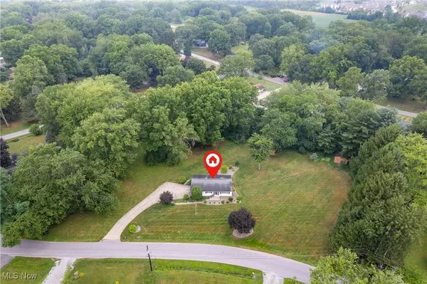 1367 Cherry LN, Uniontown, OH 44685