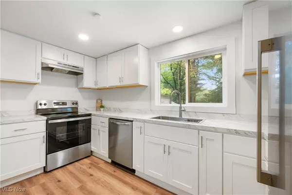 427 Kathleen ST, Akron, OH 44303