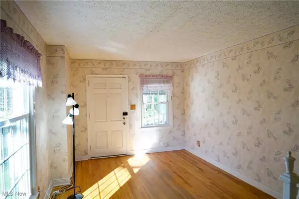 1595 Evergreen AVE, Akron, OH 44301