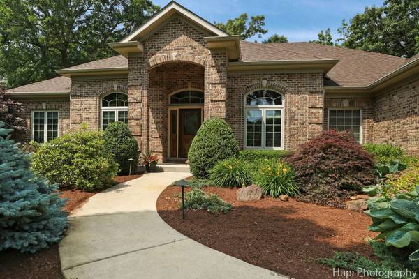 9516 Thousand Oaks DR, Spring Grove, IL 60081