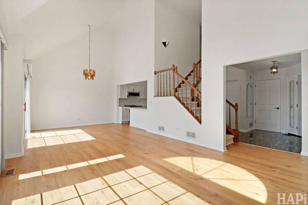 692 Monroe DR, Lindenhurst, IL 60046