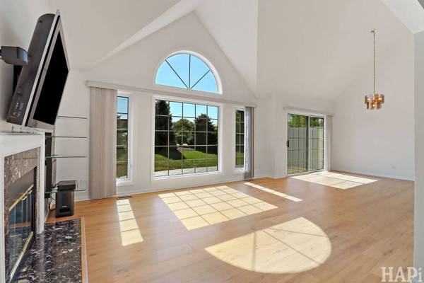 692 Monroe DR, Lindenhurst, IL 60046