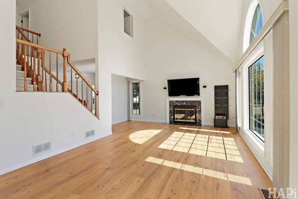 692 Monroe DR, Lindenhurst, IL 60046