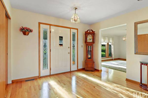 7215 Viscaya DR, Spring Grove, IL 60081