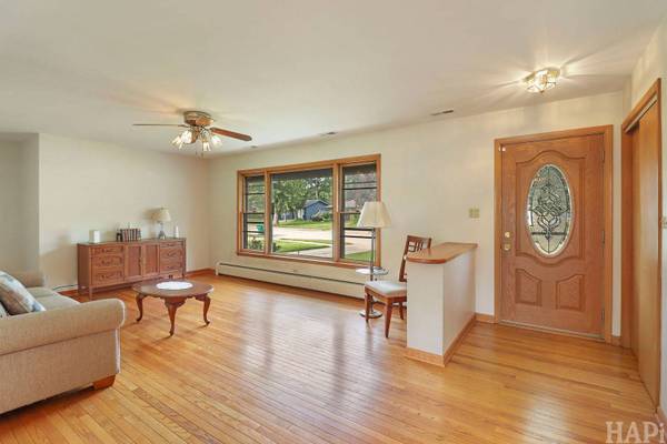 935 Diane AVE, Elgin, IL 60123