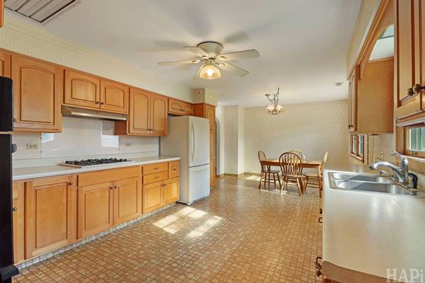 935 Diane AVE, Elgin, IL 60123