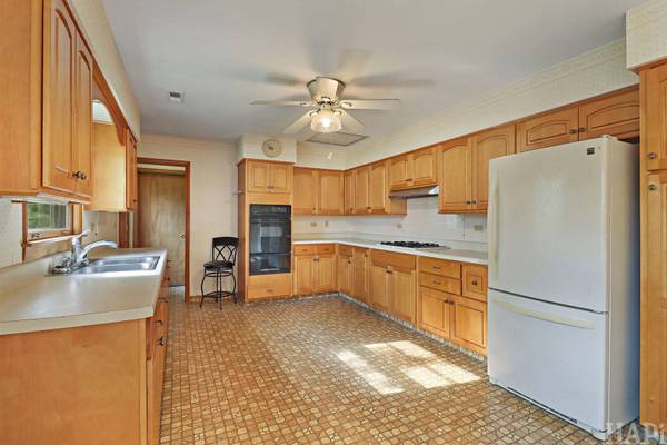 935 Diane AVE, Elgin, IL 60123